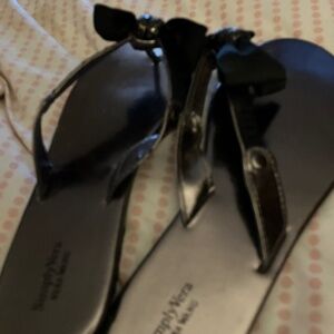 Vera Wang Bow on the Toe thong sandals/flipflops